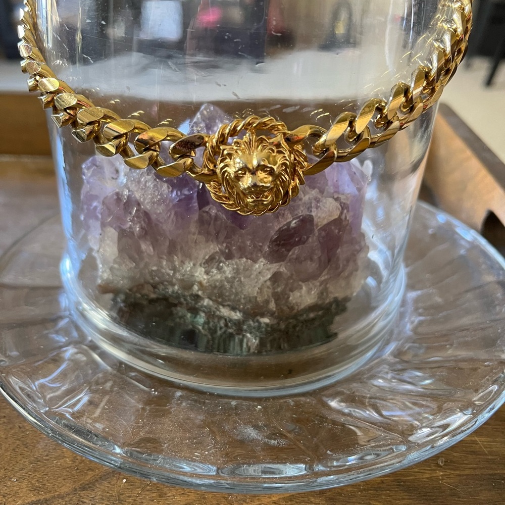 Beautiful vintage chunky lions head necklace